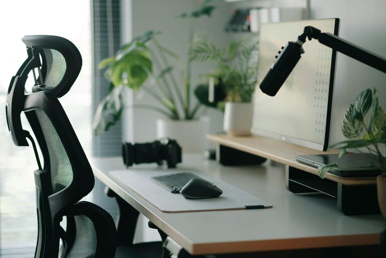 Consejos para crear un espacio de trabajo en casa cómodo y eficiente